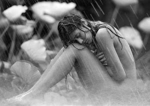 Mujer desnuda bajo la lluvia